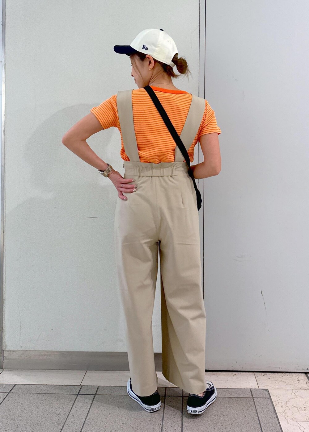 「ropepicnic＿snap、24SS春の新作、ママコーデ、骨格ナチュラル、カジュアルコーデ、Tシャツ、カットソー、オレンジ、ボーダー、パンツ、ワイドパンツ、ワイド、サスペンダー、ベージュ、帽子」｜「ROPE' PICNICの撥水加工/サイドドロストポケットミニショルダーバッグ（ショルダーバッグ、ブラック系）」を使った、sayaさん（レディース・155cm）の春コーディネートの3枚目の写真