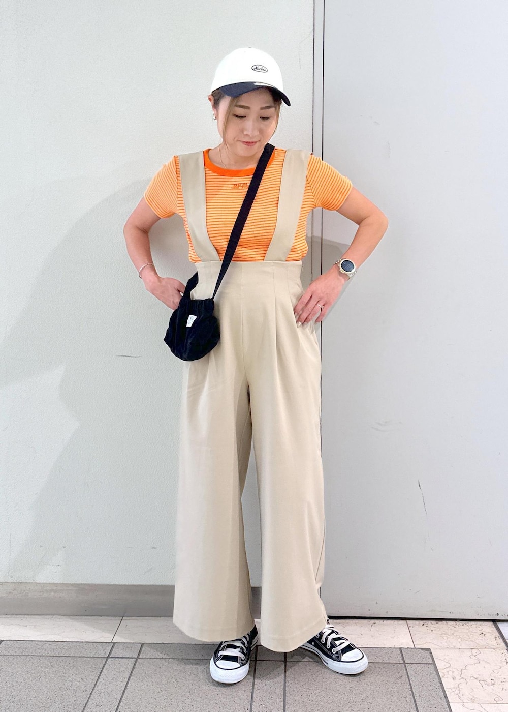 「ropepicnic＿snap、24SS春の新作、ママコーデ、骨格ナチュラル、カジュアルコーデ、Tシャツ、カットソー、オレンジ、ボーダー、パンツ、ワイドパンツ、ワイド、サスペンダー、ベージュ、帽子」｜「ROPE' PICNICの撥水加工/サイドドロストポケットミニショルダーバッグ（ショルダーバッグ、ブラック系）」を使った、sayaさん（レディース・155cm）の春コーディネートの5枚目の写真