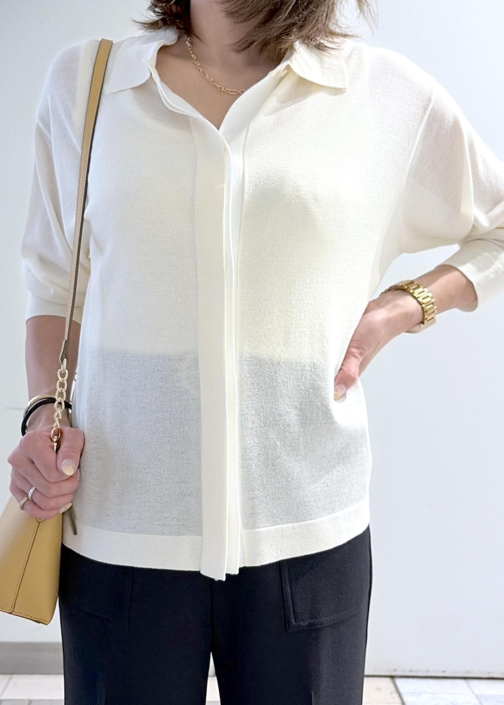 ブラウン系のショルダーバッグ、ブラック系のローファー、ブラック系のその他パンツを着用したレディースの春コーディネートの7枚目の写真