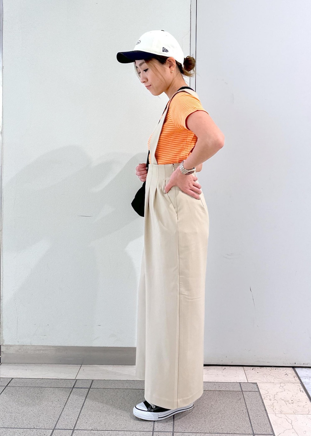 「ropepicnic＿snap、24SS春の新作、ママコーデ、骨格ナチュラル、カジュアルコーデ、Tシャツ、カットソー、オレンジ、ボーダー、パンツ、ワイドパンツ、ワイド、サスペンダー、ベージュ、帽子」｜「ROPE' PICNICの撥水加工/サイドドロストポケットミニショルダーバッグ（ショルダーバッグ、ブラック系）」を使った、sayaさん（レディース・155cm）の春コーディネートの2枚目の写真