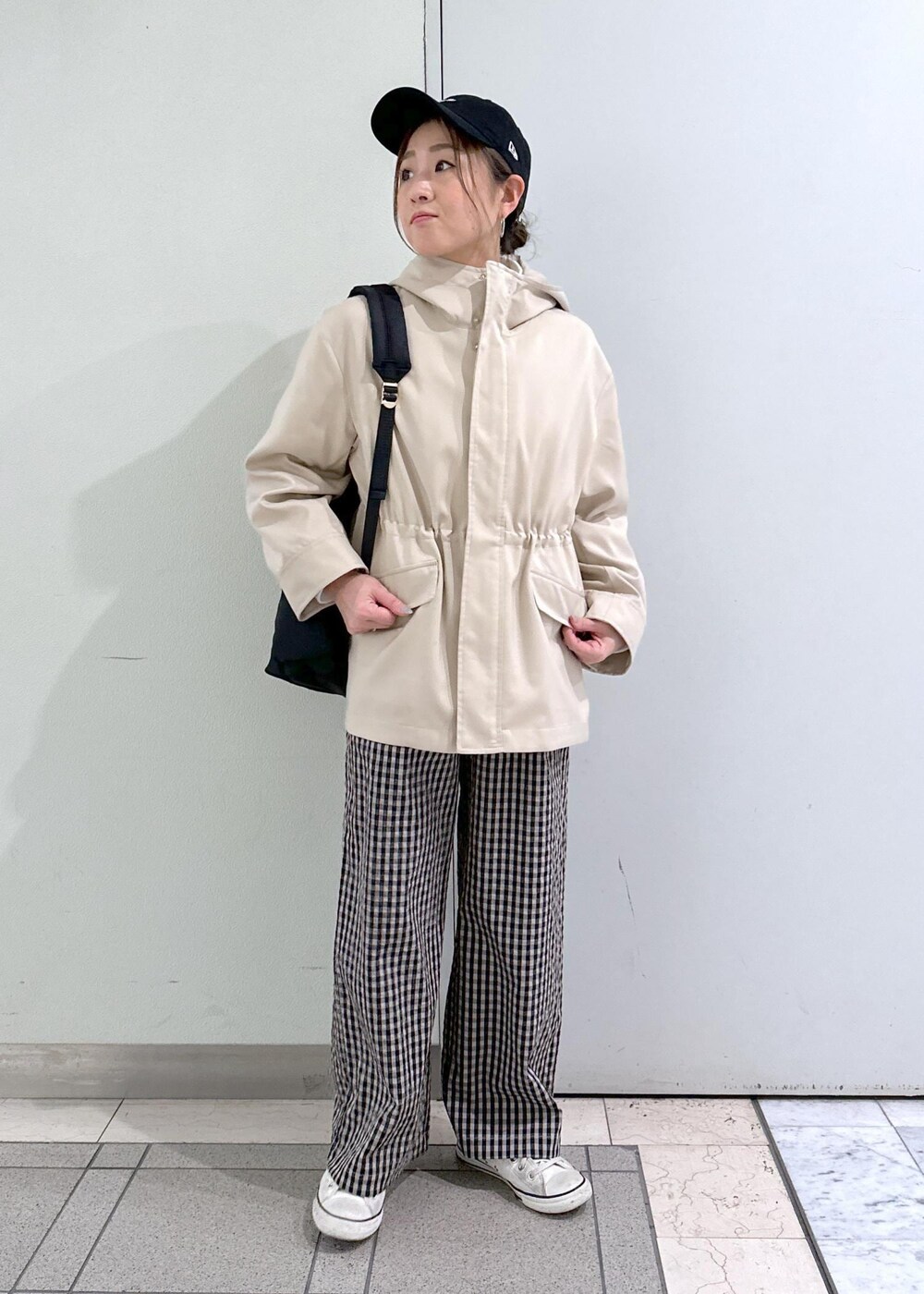 「ropepicnic＿snap、ママコーデ、24SS春の新作、骨格ナチュラル、アウター、春アウター、長袖、ワイドパンツ、リュック、バッグ、帽子、ニューエラ、GIU14000、GIX14120、GDL14000」｜「ROPE' PICNICの花粉ガード・撥水加工/ミドル丈マウンテンパーカー（マウンテンパーカー、ベージュ系）」を使った、sayaさん（レディース・155cm）の春コーディネートの6枚目の写真