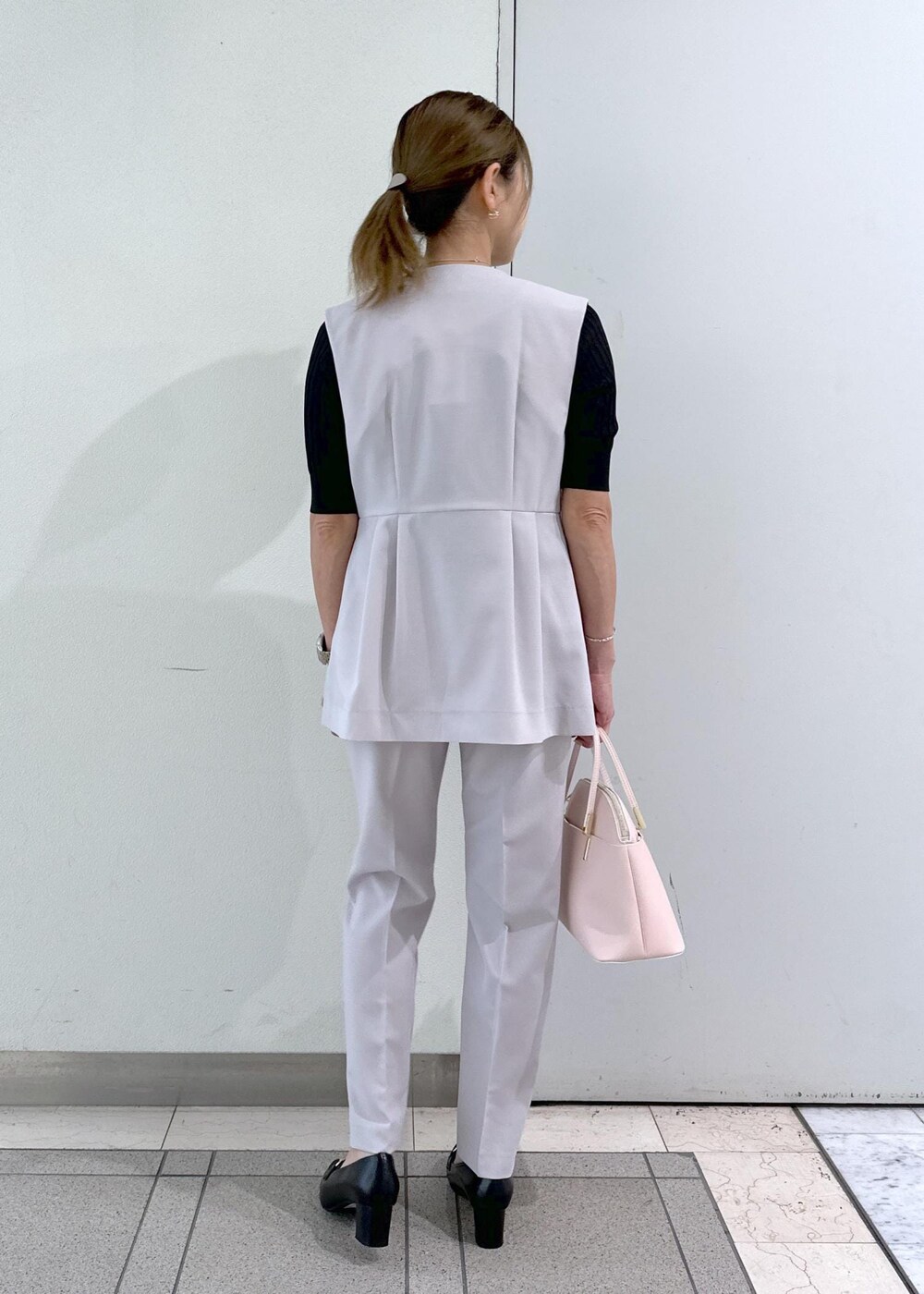 ピンク系のショルダーバッグ、ブラック系のローファー、ブラック系のタンクトップを着用したレディースの春コーディネートの3枚目の写真