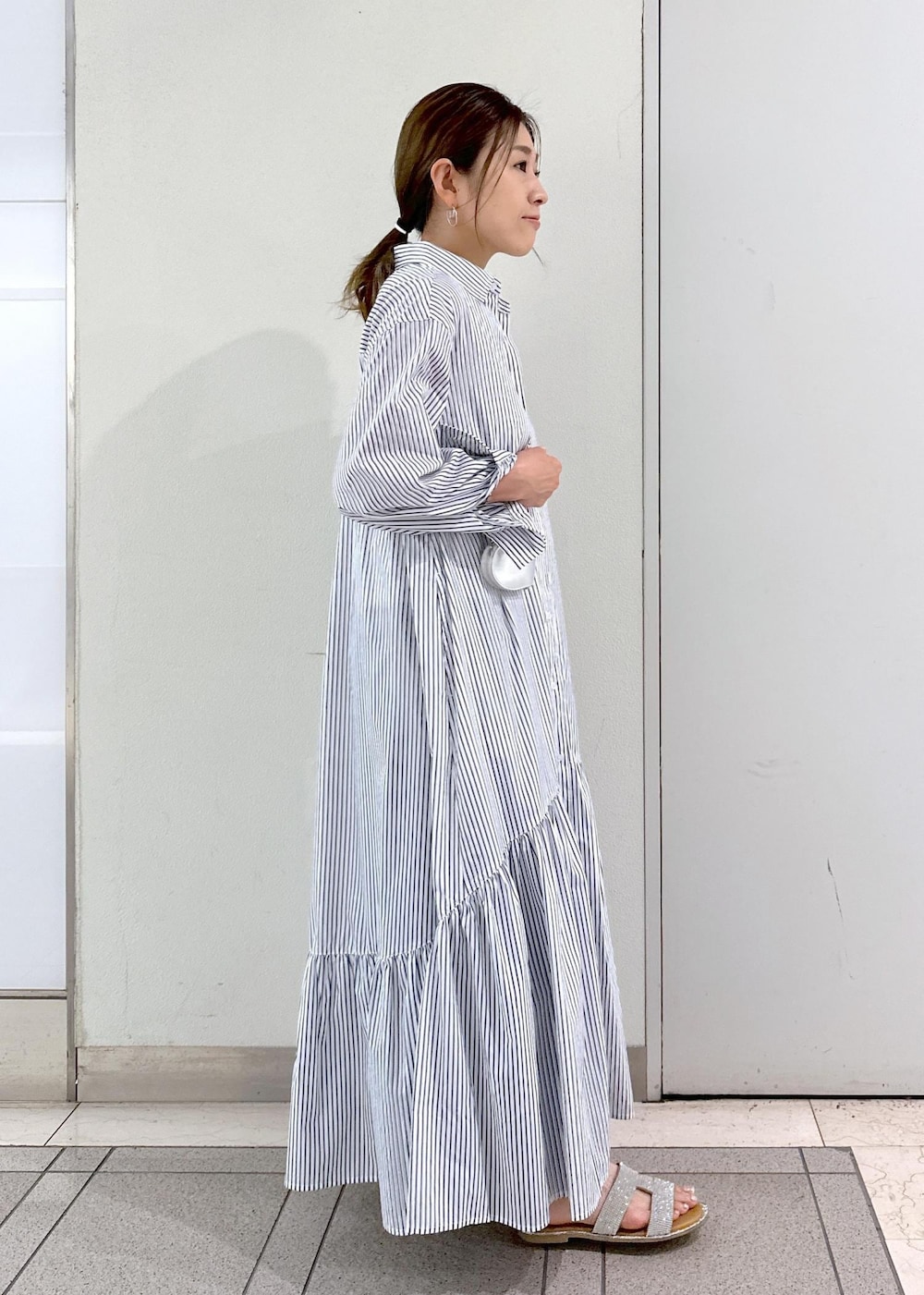 「ropepicnic＿snap、24SS春の新作、骨格ナチュラル、ママコーデ、シャツワンピ、ワンピース、ワンピ、ブルー、ストライプ、ロング、カットソー、ノースリーブ、ホワイト、デニム、ハイウエスト」｜「ROPE' PICNICのウエストシェイプカービーデニム（デニムパンツ、ブルー系）」を使った、sayaさん（レディース・155cm）の春コーディネートの4枚目の写真