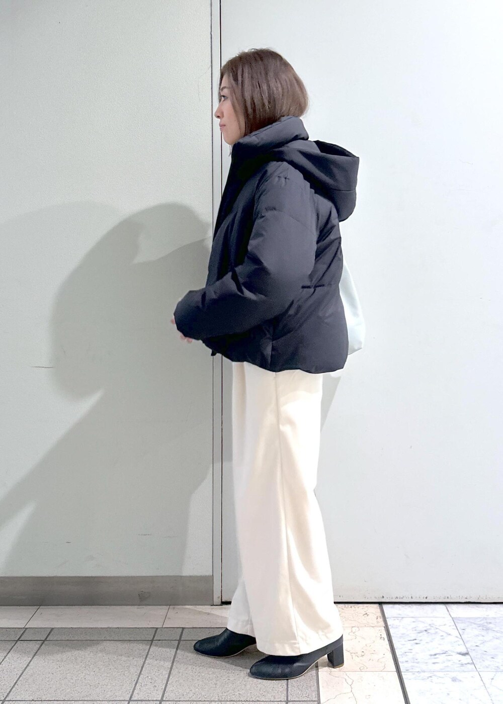 「冬コーデ、お出かけコーデ、旅行コーデ、女子会コーデ、パンツスタイル、シンプルコーデ、ベーシック、ROPÉ PICNIC、ナチュラル、イエベ秋、乾燥、トップス、ニット/セーター、ジャケット/アウター、ダウンジャケット/コート」｜「ROPE' PICNICのGREEN DOWN MINOTECK/フード取り外しショートダウン/リンクコーデ（ダウンジャケット/コート、ブラック系）」を使った、sayaさん（レディース・155cm）の冬コーディネートの4枚目の写真