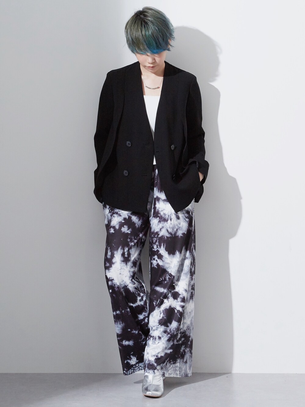 ブラック系のその他パンツ、ブラック系のスーツセットを着用したレディースの夏コーディネートの4枚目の写真