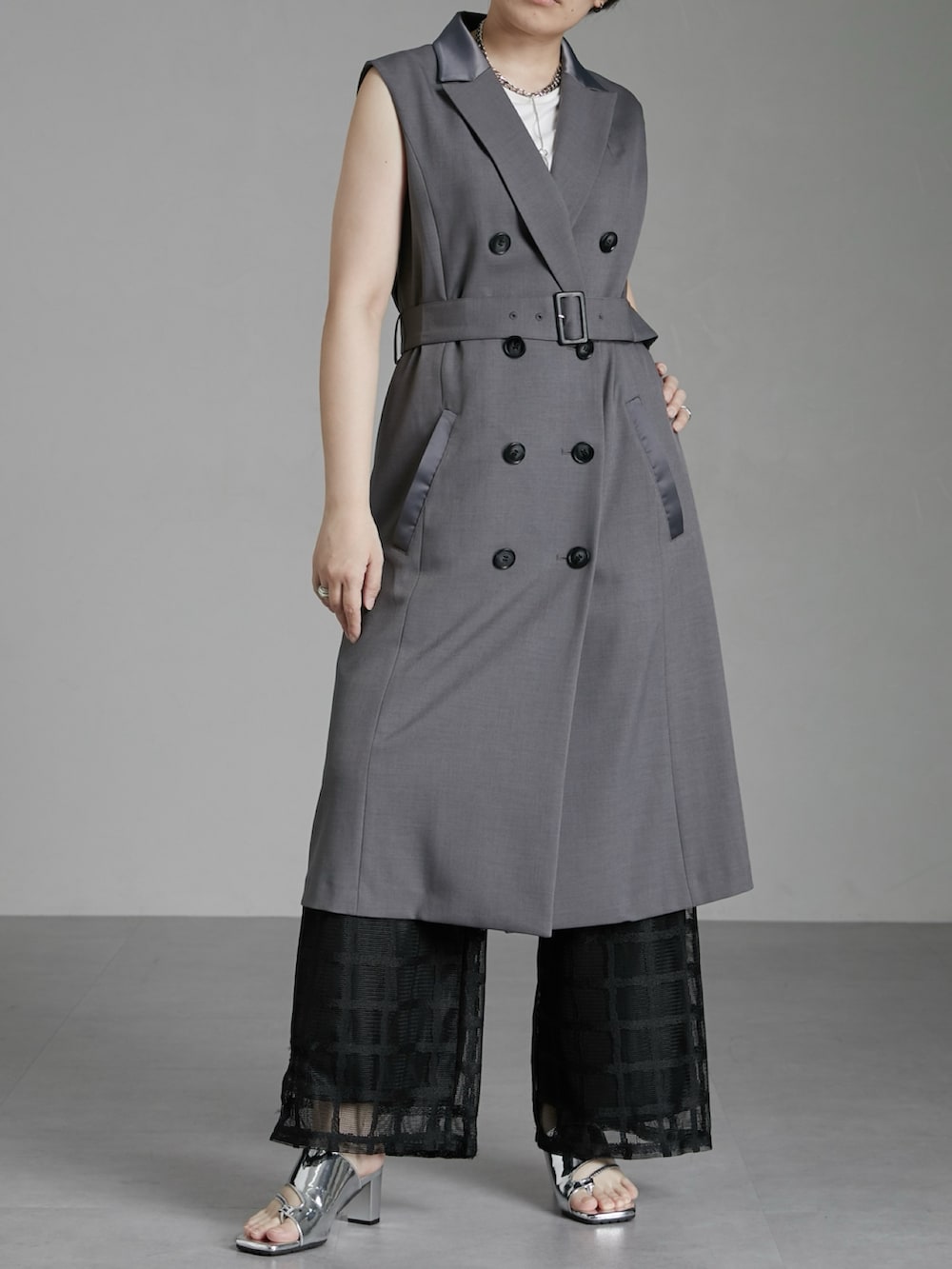 ホワイト系のタンクトップ、グレー系のジャケット/アウター、ブラック系のその他パンツを着用したレディースの春コーディネートの2枚目の写真