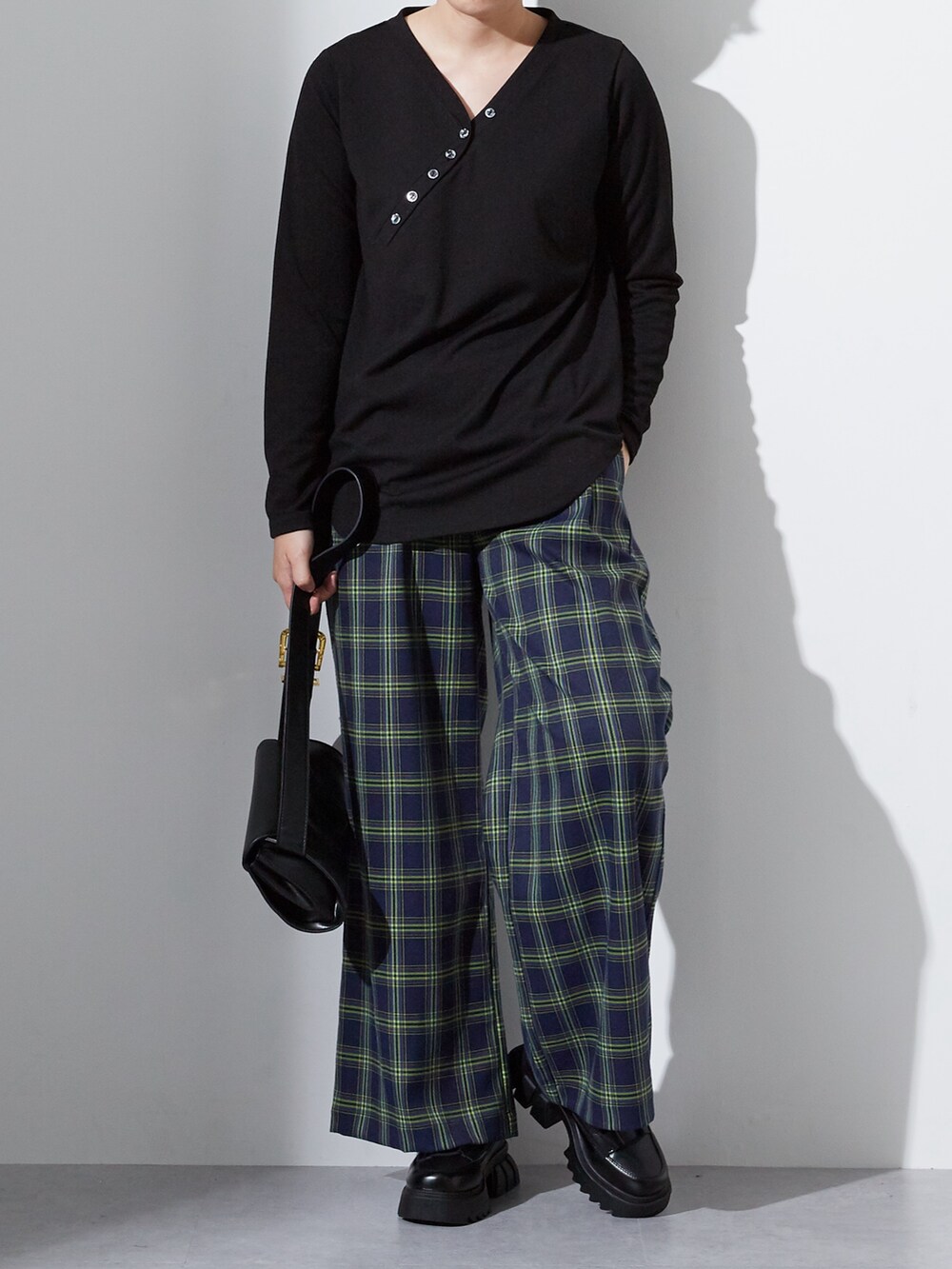 「レディースファッション、スタッフ、レギュラー、秋イベントコーデ、30代、160cm台コーデ、Soiunique、モード、ヘンリーネック、チェックパンツ、メンズライク」｜「nissenのヘンリーネック斜めボタン長袖Tシャツ ［Soiunique］（Tシャツ/カットソー、ブラック系）」を使った、しかおさん（レディース・161cm）の夏コーディネートの2枚目の写真