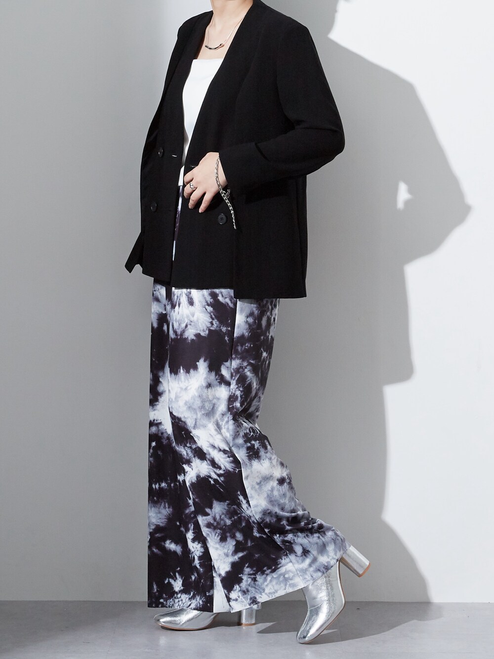 ブラック系のその他パンツ、ブラック系のスーツセットを着用したレディースの夏コーディネートの3枚目の写真