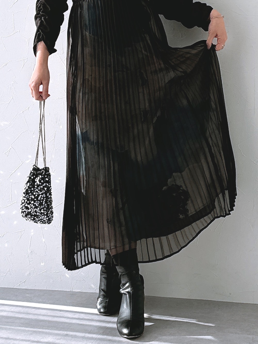 ブラック系のドレスを着用したレディースの春コーディネートの3枚目の写真