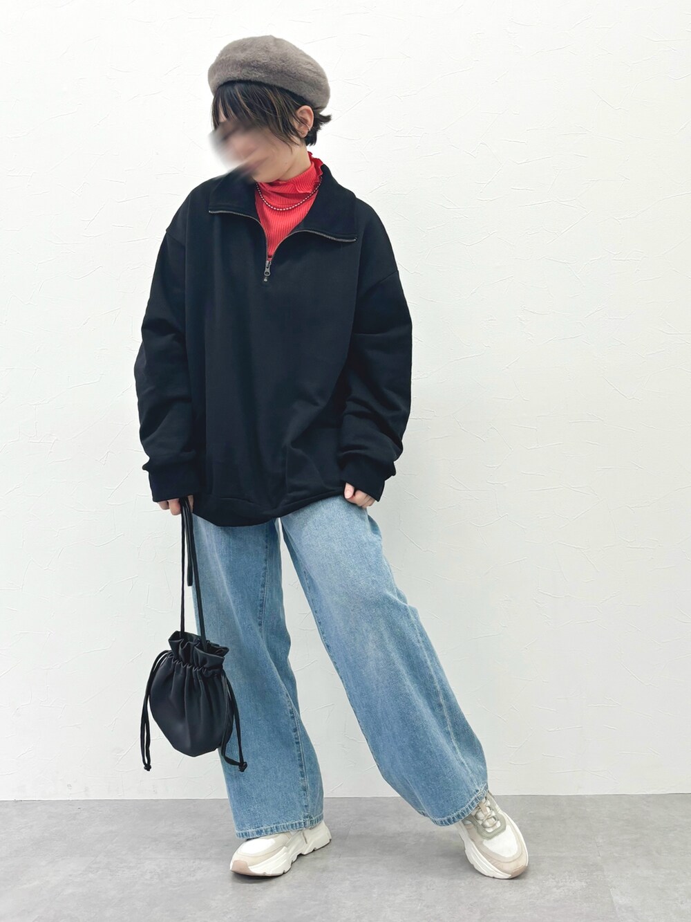 ピンク系のTシャツ/カットソー、ブラック系のスウェット、ブルー系のデニムパンツを着用したレディースの冬コーディネートの2枚目の写真