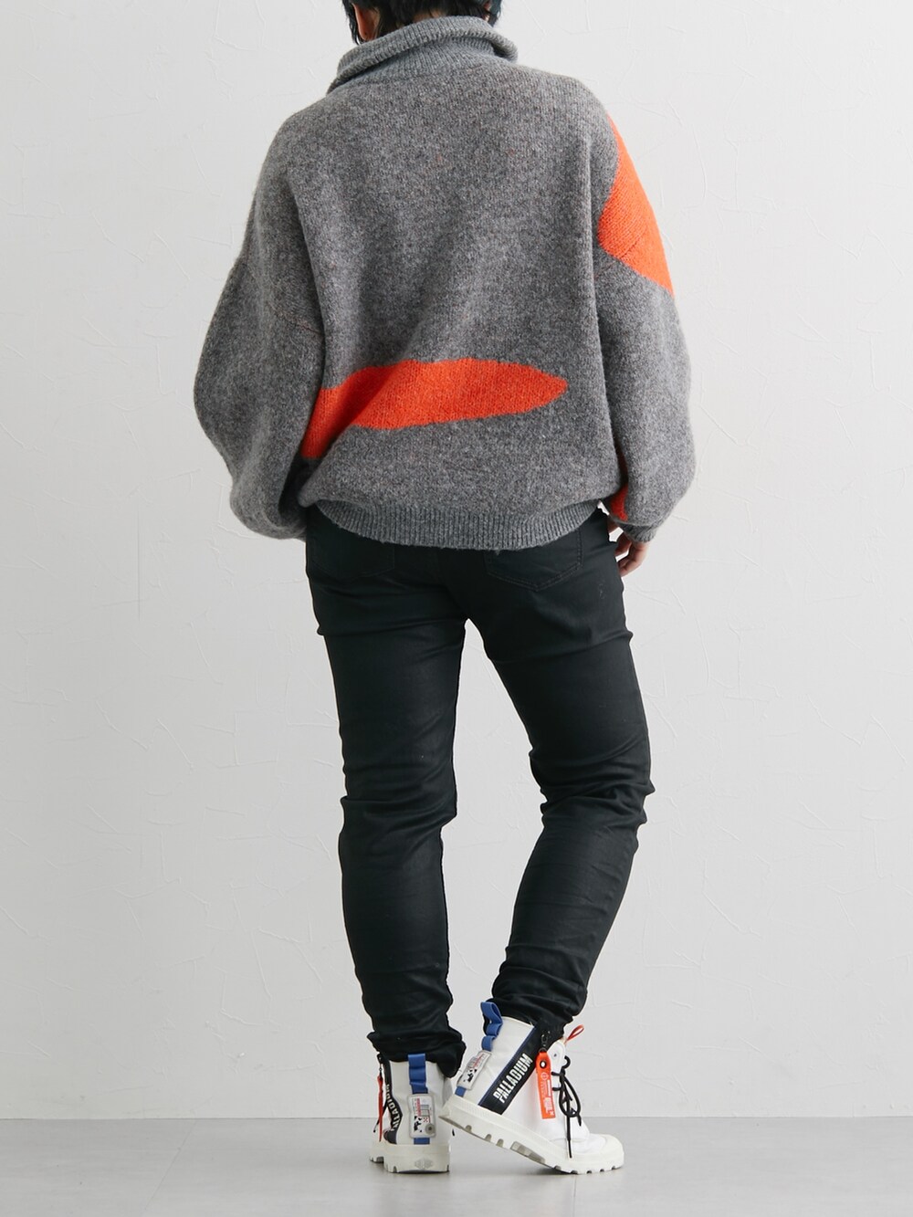 グレー系のニット/セーター、ブラック系のショルダーバッグを着用したレディースの冬コーディネートの3枚目の写真