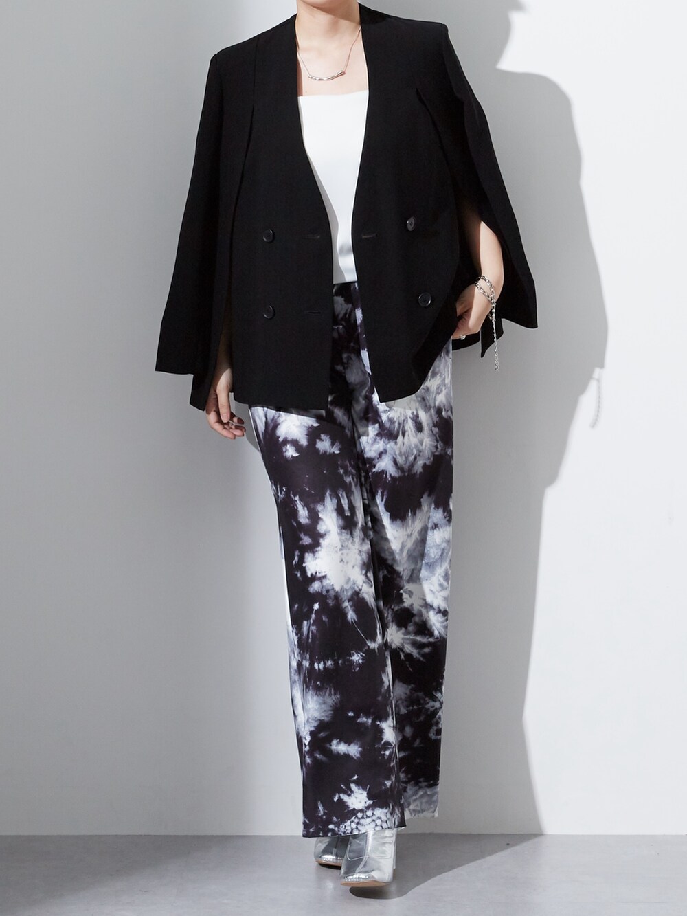 ブラック系のその他パンツ、ブラック系のスーツセットを着用したレディースの夏コーディネートの2枚目の写真