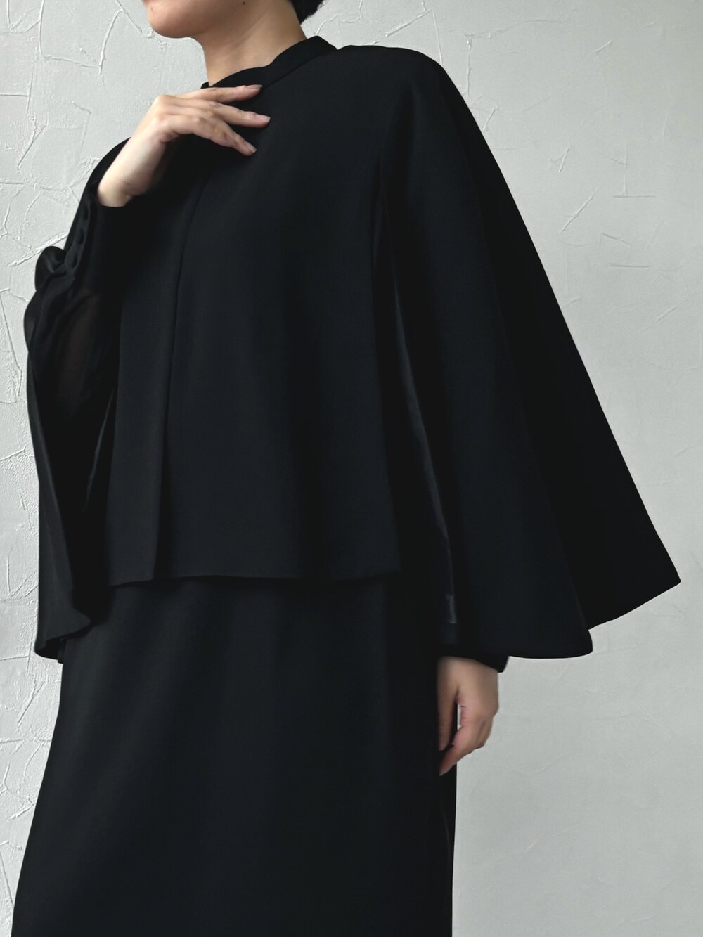 ブラック系のローファー、ブラック系のスーツセット、ブラック系のベルトを着用したレディースの冬コーディネートの2枚目の写真