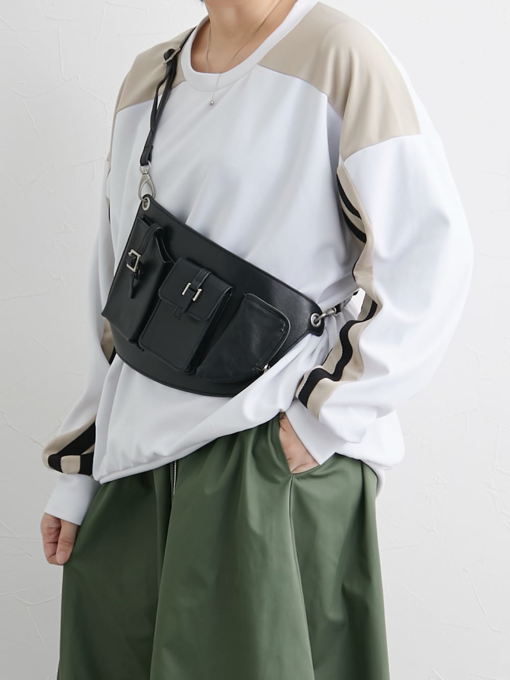 グリーン系のスカート、ホワイト系のTシャツ/カットソーを着用したレディースの冬コーディネートの3枚目の写真