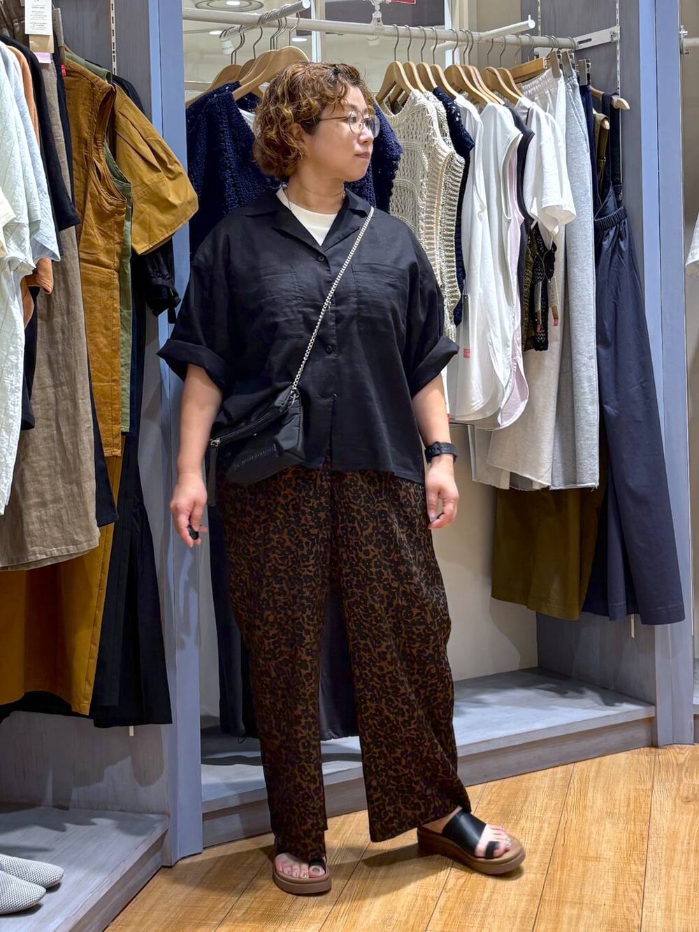 ブラック系のサンダル、イエロー系のシャツ/ブラウス、ベージュ系のTシャツ/カットソーを着用したレディースの夏コーディネートの2枚目の写真