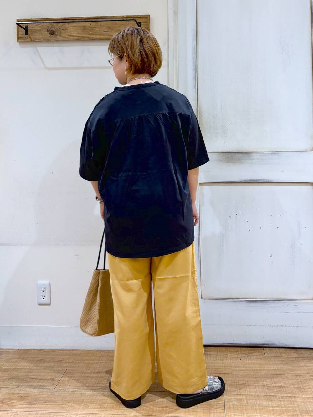 ベージュ系のその他パンツ、ベージュ系のトートバッグ、その他のサンダルを着用したレディースの夏コーディネートの4枚目の写真