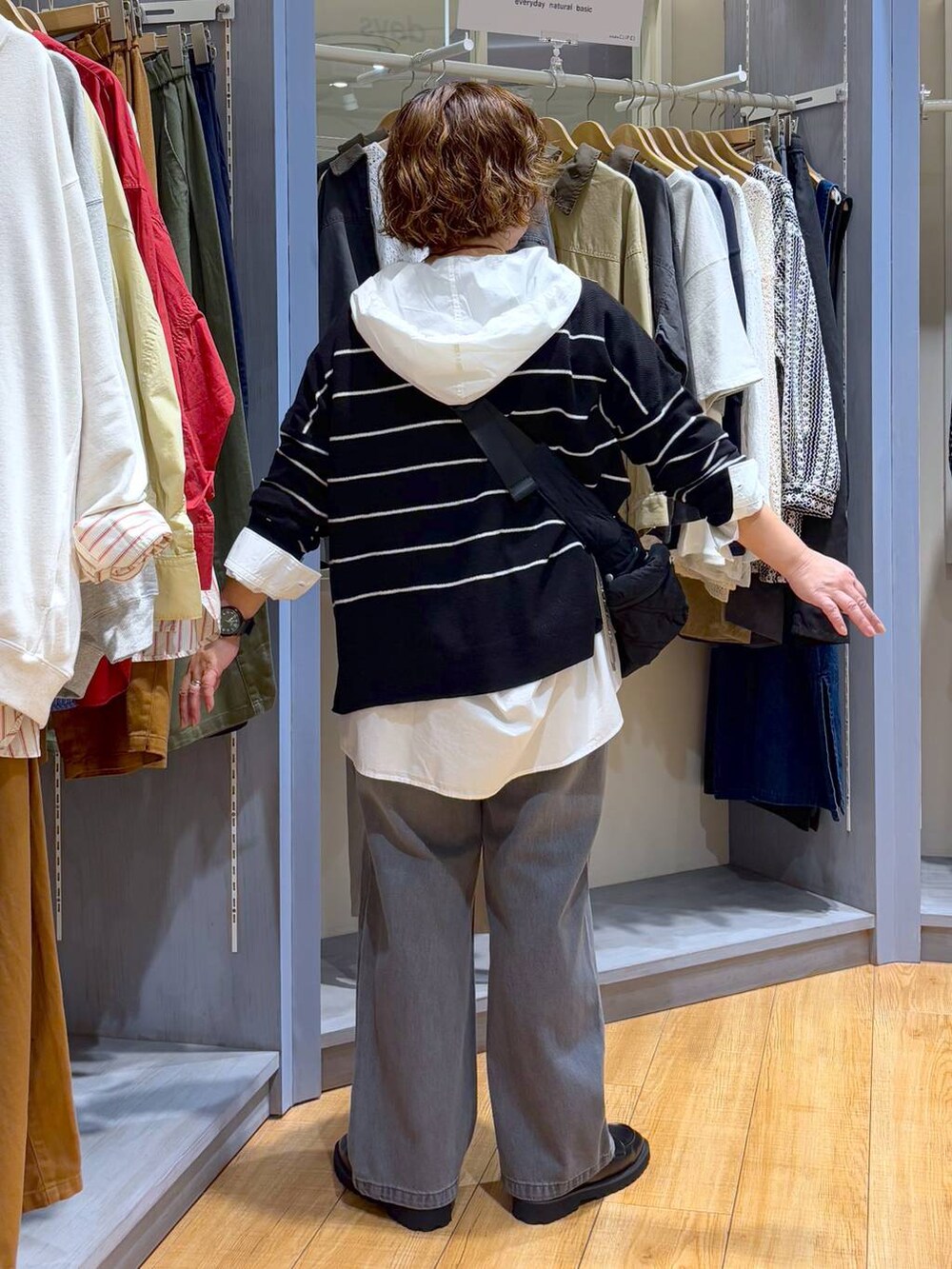 ブラック系のローファー、ブラック系のショルダーバッグ、ホワイト系のシャツ/ブラウスを着用したレディースの秋コーディネートの4枚目の写真