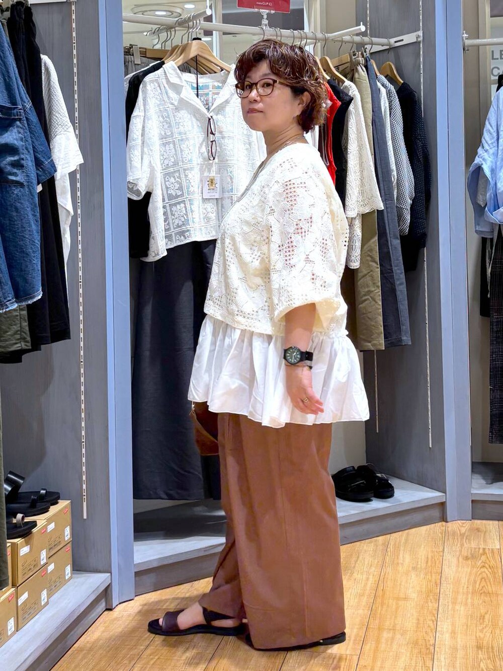 ホワイト系のTシャツ/カットソー、ベージュ系のシャツ/ブラウス、ブラウン系のサンダルを着用したレディースの夏コーディネートの4枚目の写真