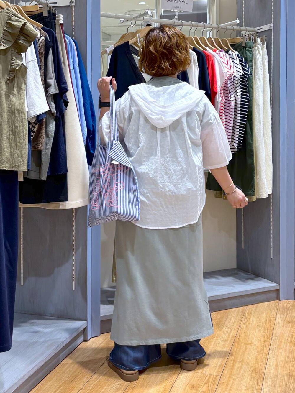 その他のサンダル、ホワイト系のシャツ/ブラウス、ブルー系のその他パンツを着用したレディースの夏コーディネートの5枚目の写真