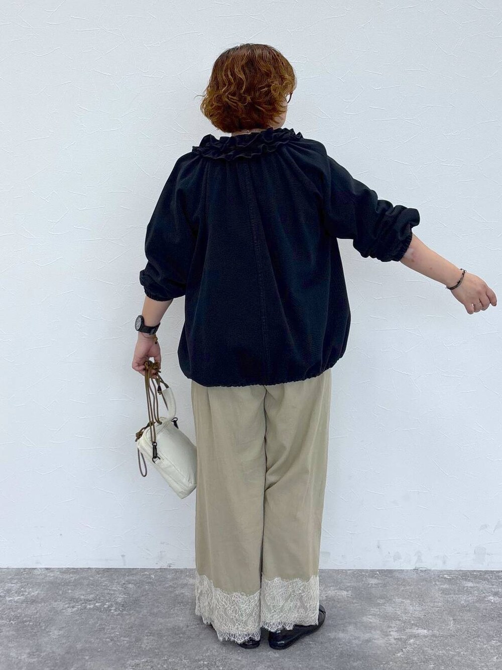 ベージュ系のその他パンツ、ブラック系のブルゾンを着用したレディースの夏コーディネートの5枚目の写真