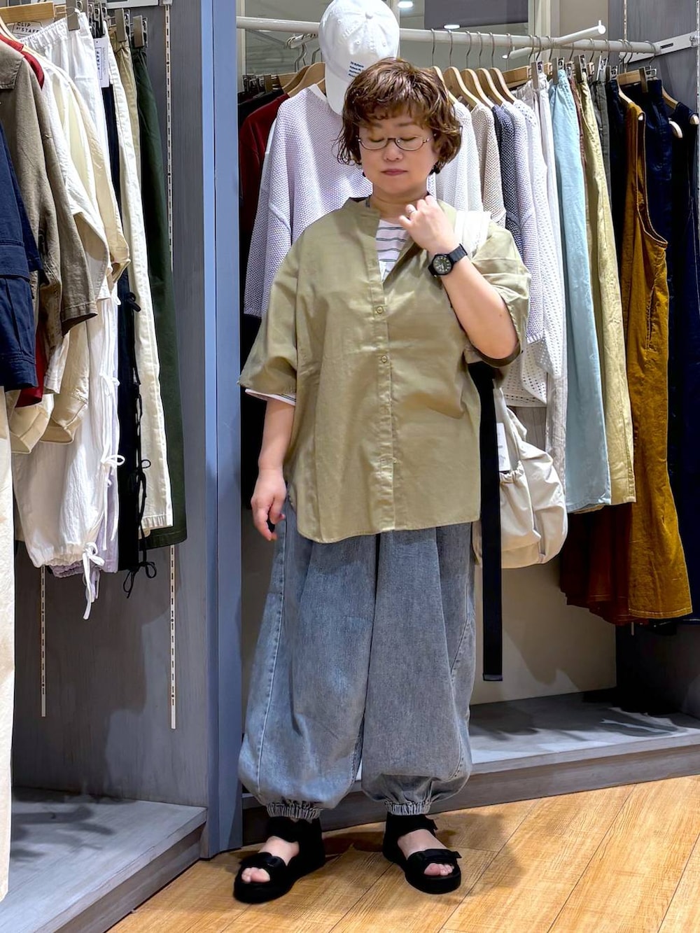 ブラック系のサンダル、ベージュ系のショルダーバッグ、その他のTシャツ/カットソーを着用したレディースの春コーディネートの3枚目の写真