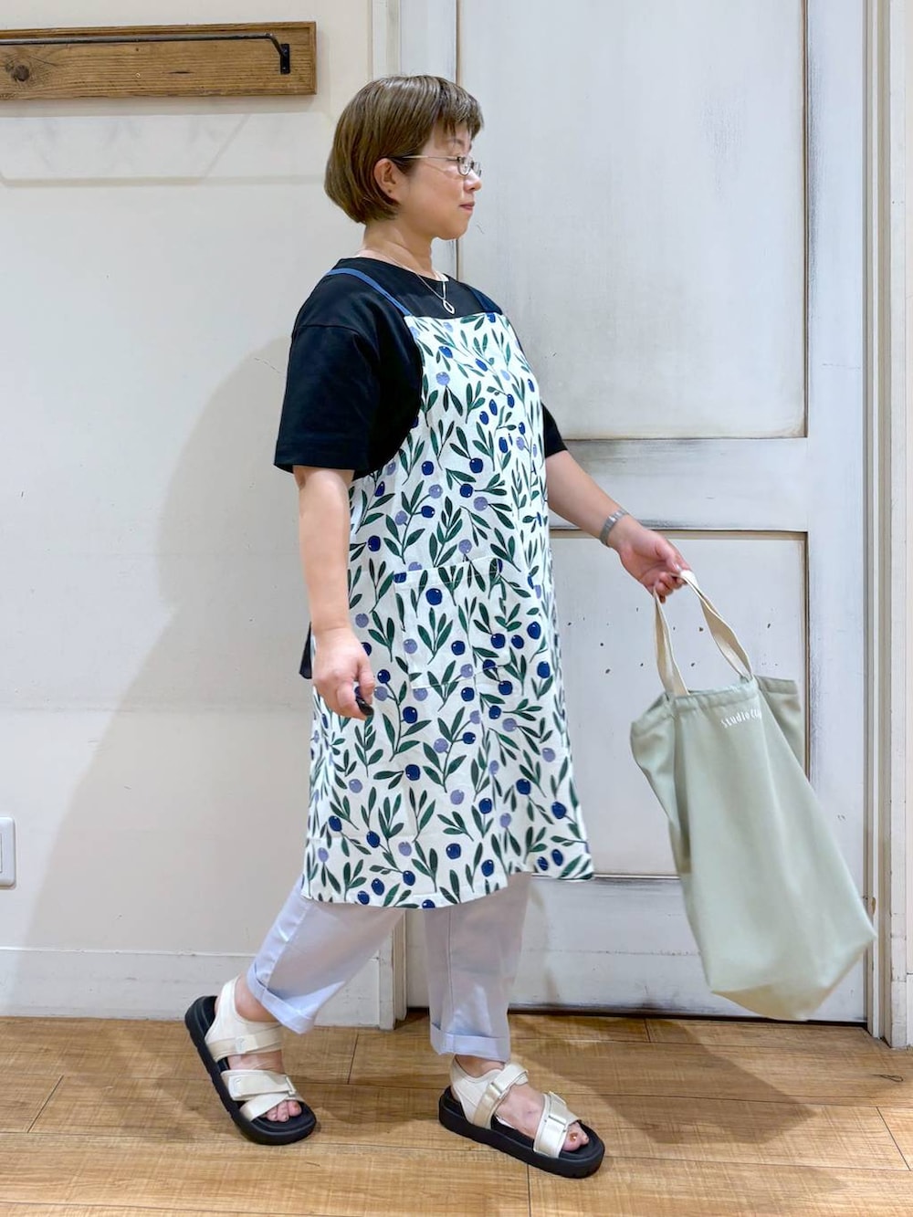 ベージュ系のサンダル、ブルー系のその他パンツ、グリーン系のショルダーバッグを着用したレディースの夏コーディネートの2枚目の写真