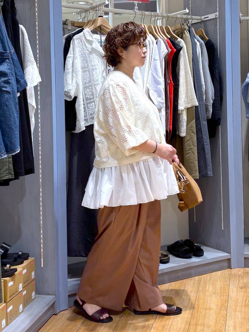ホワイト系のTシャツ/カットソー、ベージュ系のシャツ/ブラウス、ブラウン系のサンダルを着用したレディースの夏コーディネートの3枚目の写真
