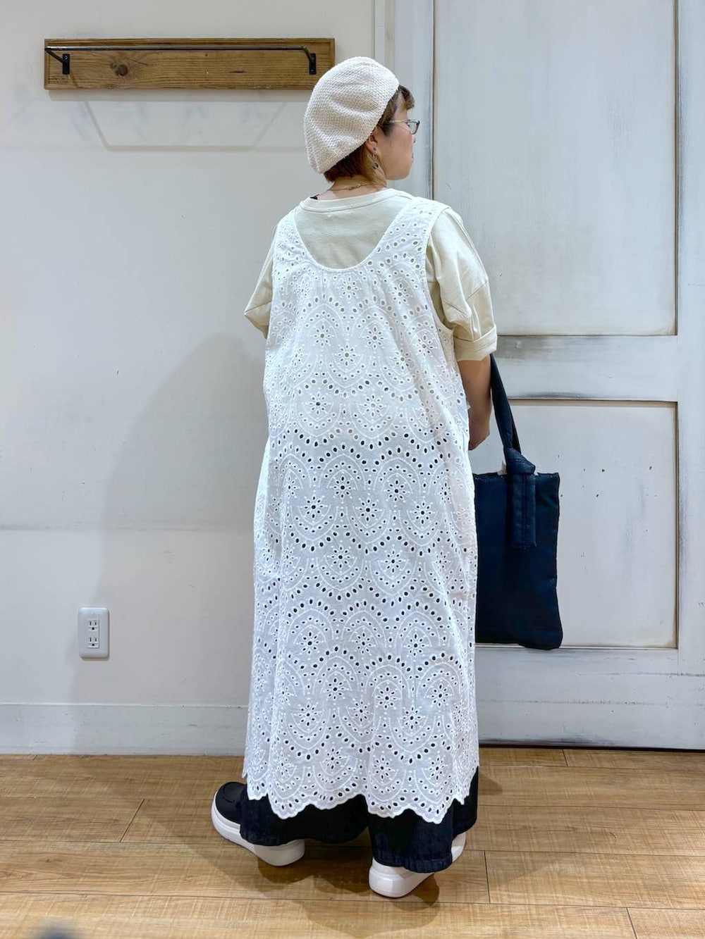 ブラック系のデニムパンツ、ブラック系のスリッポン、ベージュ系のTシャツ/カットソーを着用したレディースの秋コーディネートの5枚目の写真