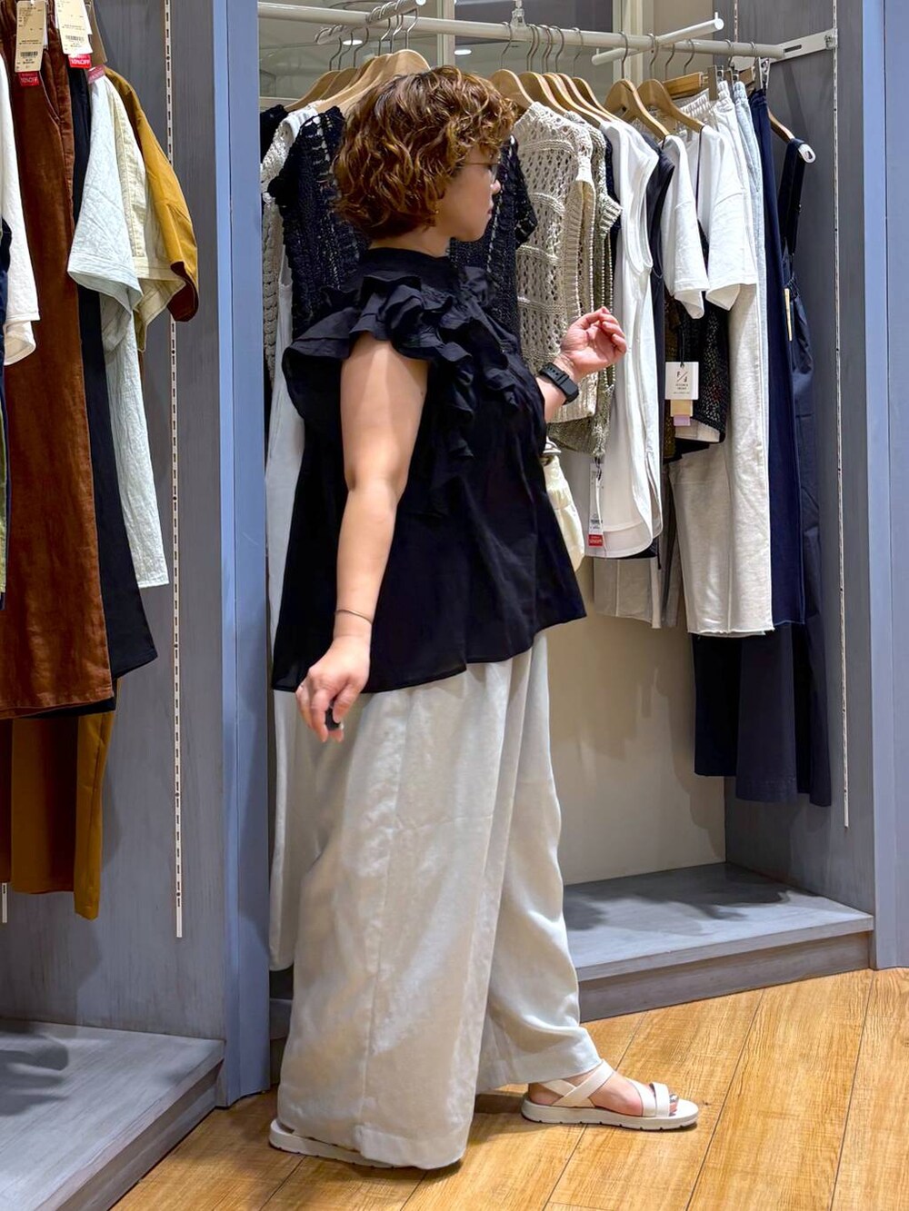 ホワイト系のサンダル、ブラック系のシャツ/ブラウス、グリーン系のその他パンツを着用したレディースの夏コーディネートの4枚目の写真