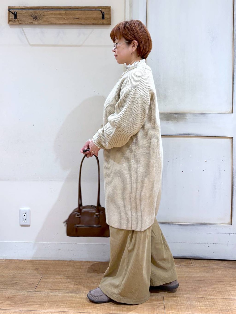 ベージュ系のその他パンツ、グレー系のモカシン/デッキシューズ、ブラウン系のトートバッグを着用したレディースの冬コーディネートの4枚目の写真