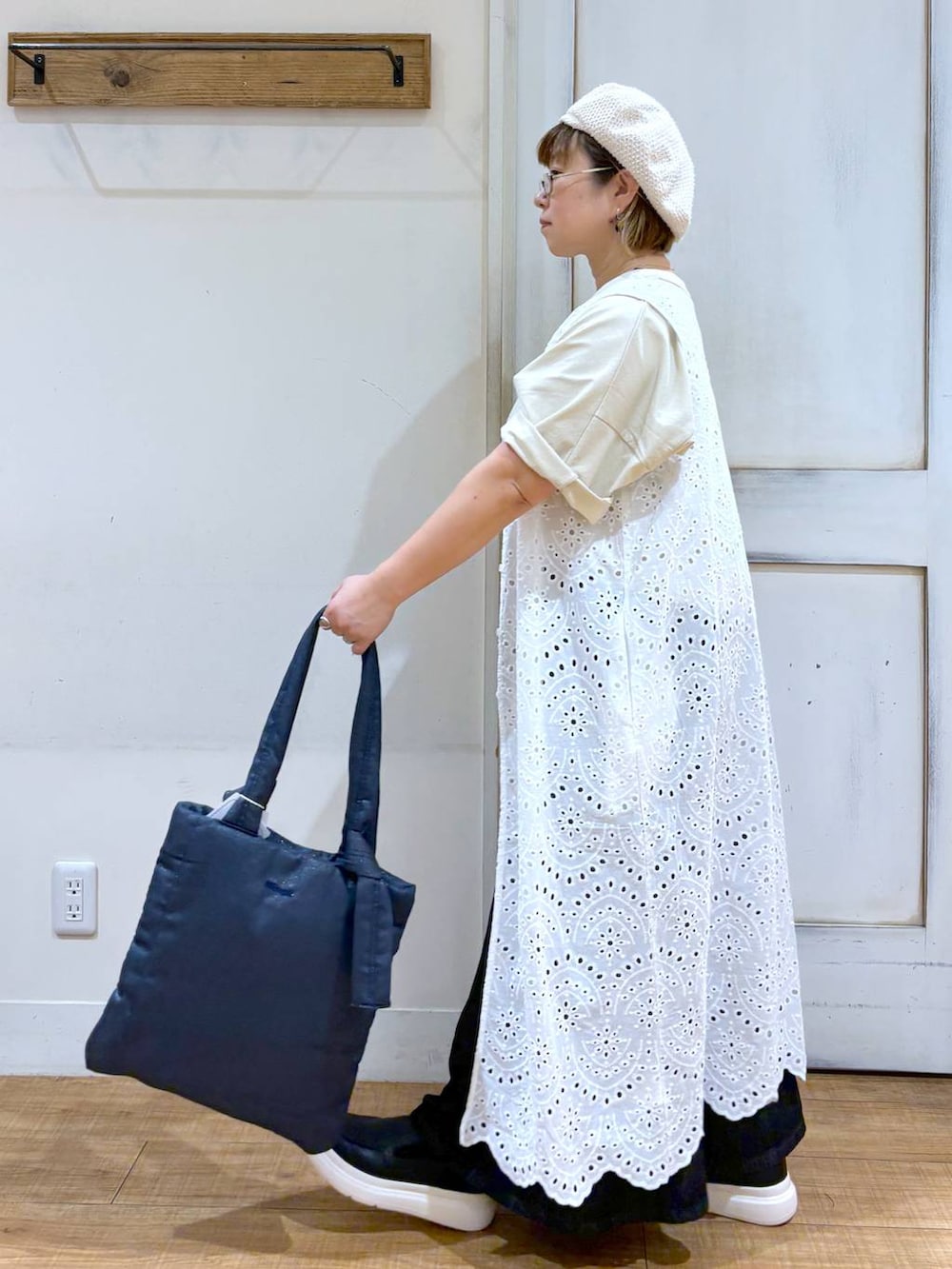 ブラック系のデニムパンツ、ブラック系のスリッポン、ベージュ系のTシャツ/カットソーを着用したレディースの秋コーディネートの4枚目の写真