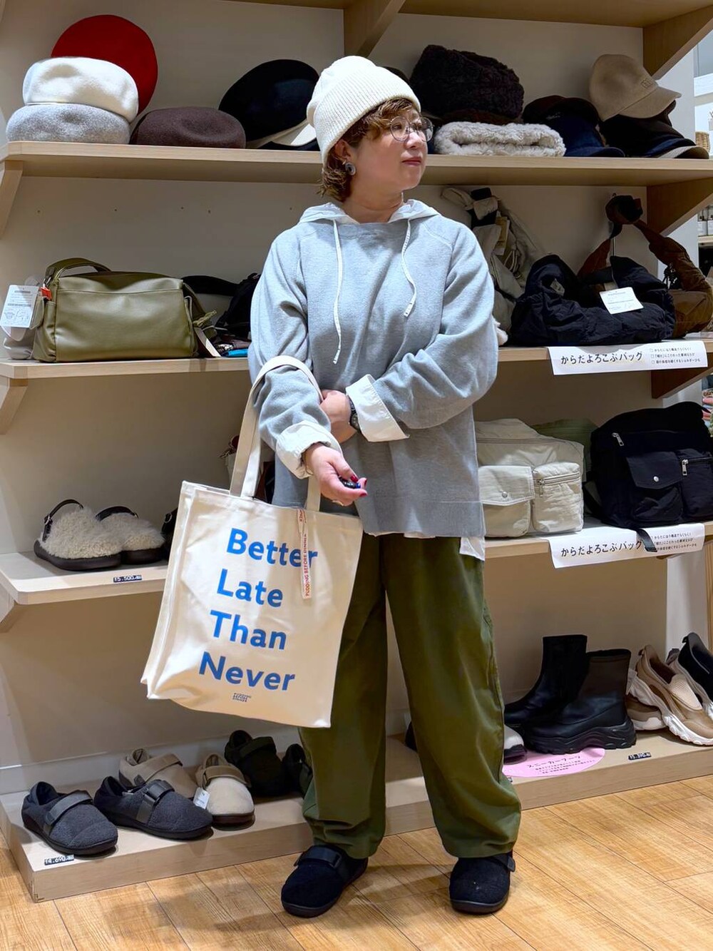 グリーン系のその他パンツ、ホワイト系のシャツ/ブラウス、その他のトートバッグを着用したレディースの秋コーディネートの3枚目の写真