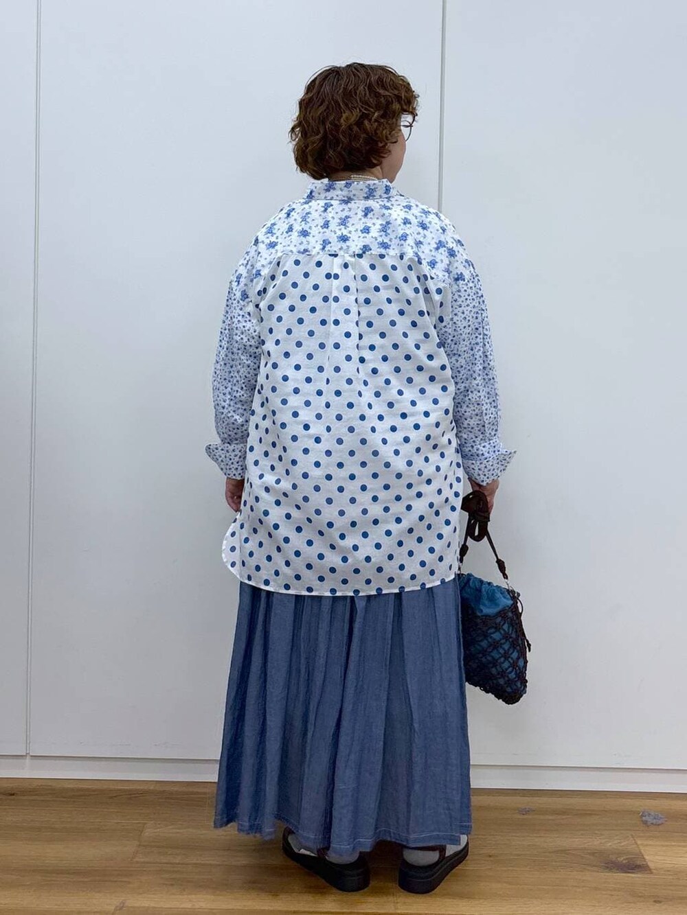 ブルー系のTシャツ/カットソー、ブラウン系のサンダル、その他のシャツ/ブラウスを着用したレディースの春コーディネートの7枚目の写真