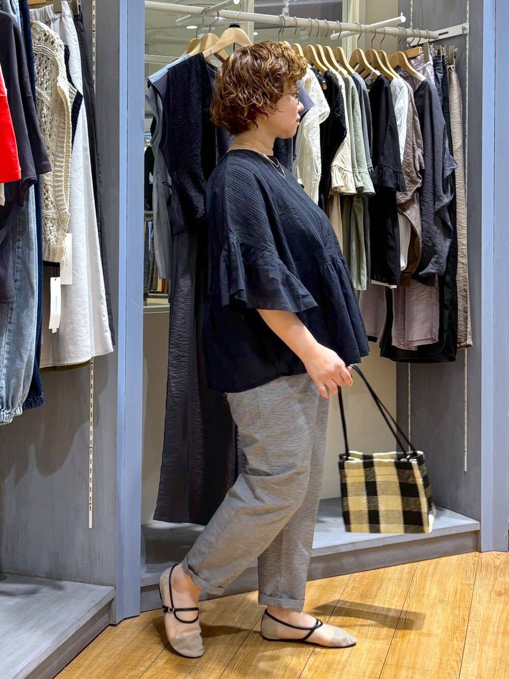 その他のその他パンツ、ブラック系のトートバッグ、ブラック系のシャツ/ブラウスを着用したレディースの夏コーディネートの5枚目の写真