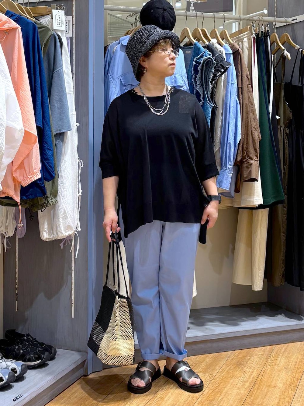 ブラック系のトートバッグ、その他のサンダル、ブルー系のその他パンツを着用したレディースの春コーディネートの2枚目の写真