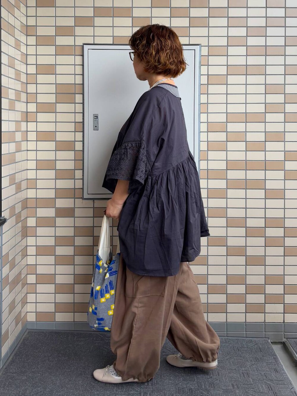 ブラック系のシャツ/ブラウス、ブラウン系のその他パンツ、シルバー系のネックレスを着用したレディースの秋コーディネートの3枚目の写真