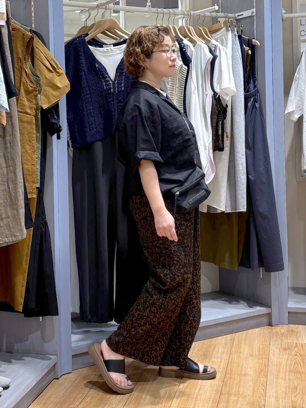 ブラック系のサンダル、イエロー系のシャツ/ブラウス、ベージュ系のTシャツ/カットソーを着用したレディースの夏コーディネートの3枚目の写真