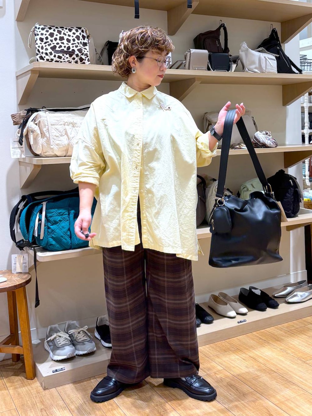 その他のその他パンツ、ブラック系のローファー、ベージュ系のシャツ/ブラウスを着用したレディースの秋コーディネートの2枚目の写真