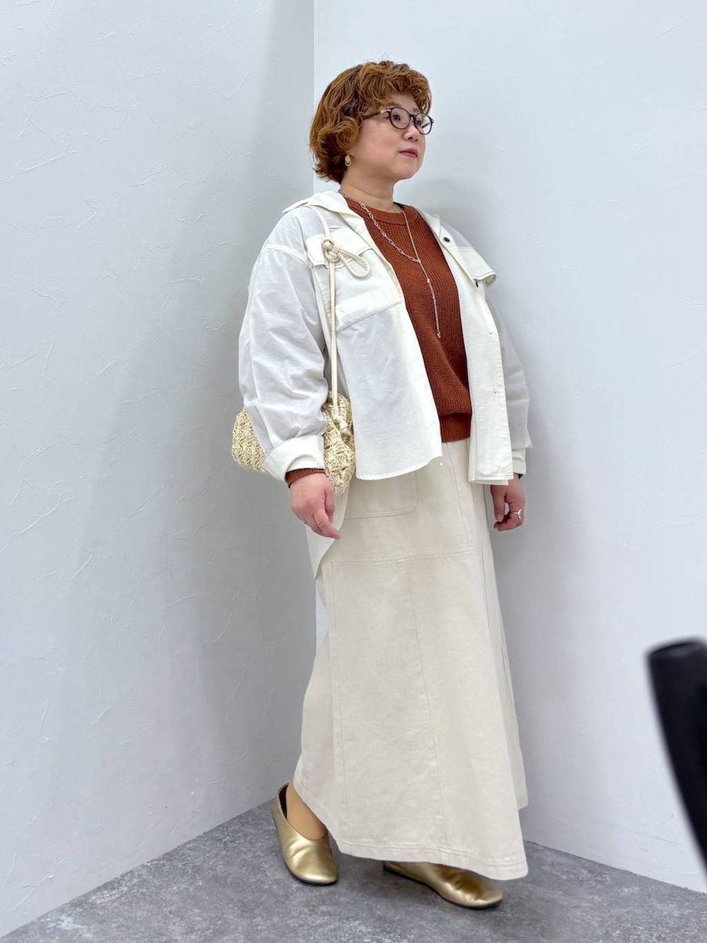 その他のパンプス、ブラウン系のニット/セーター、ベージュ系のスカートを着用したレディースの春コーディネートの4枚目の写真