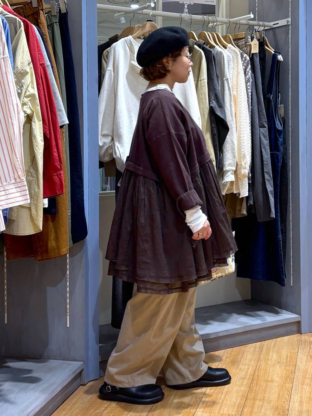 ベージュ系のその他パンツ、ホワイト系のTシャツ/カットソー、その他のハンドバッグを着用したレディースの秋コーディネートの4枚目の写真