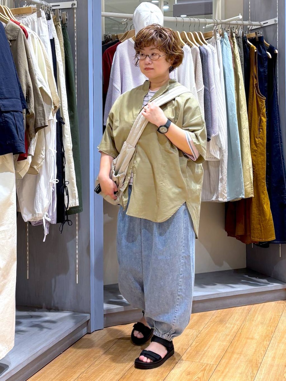 ブラック系のサンダル、ベージュ系のショルダーバッグ、その他のTシャツ/カットソーを着用したレディースの春コーディネートの4枚目の写真