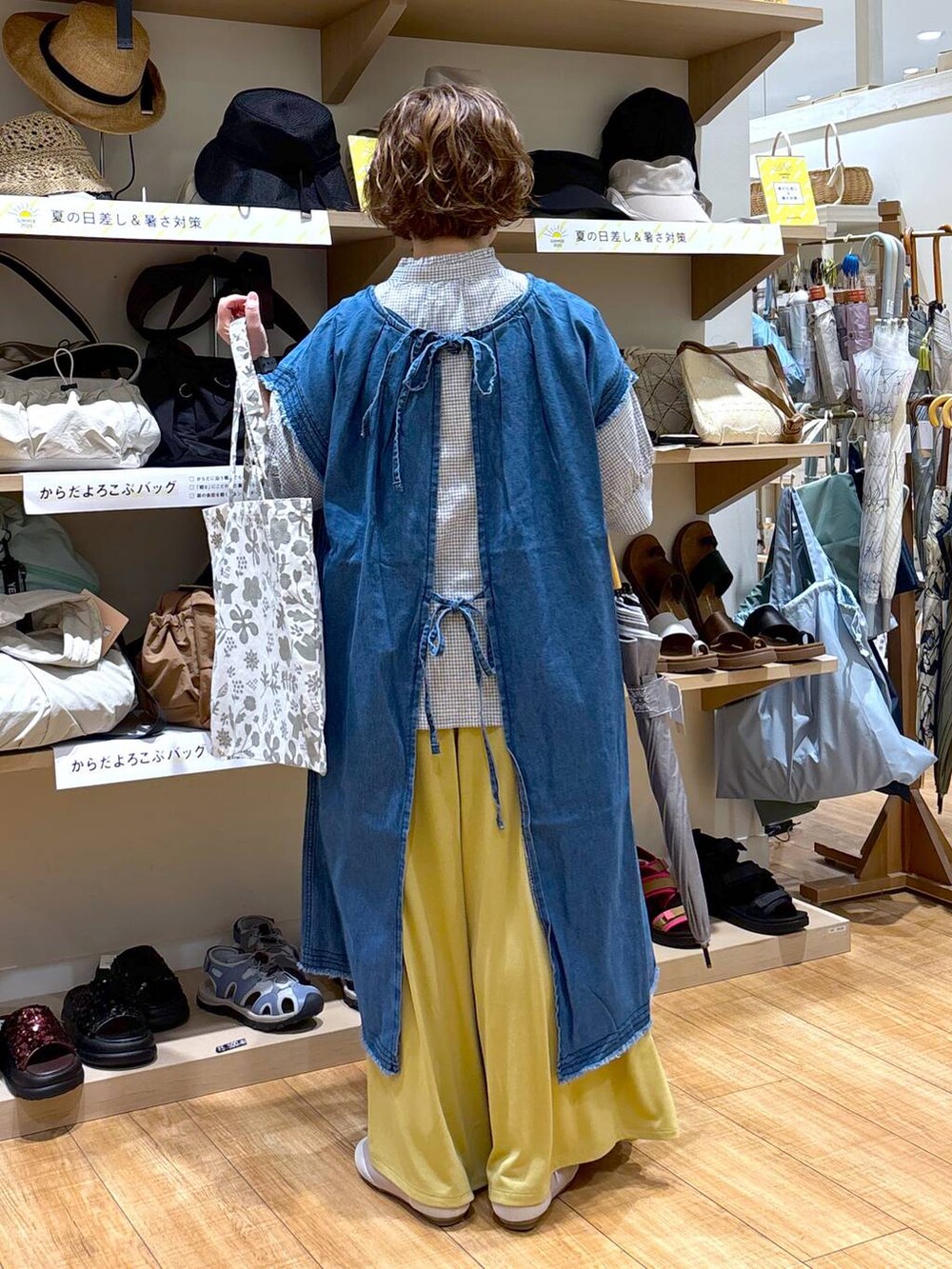 その他のシャツ/ブラウス、ベージュ系のその他シューズ、グレー系のその他パンツを着用したレディースの春コーディネートの4枚目の写真