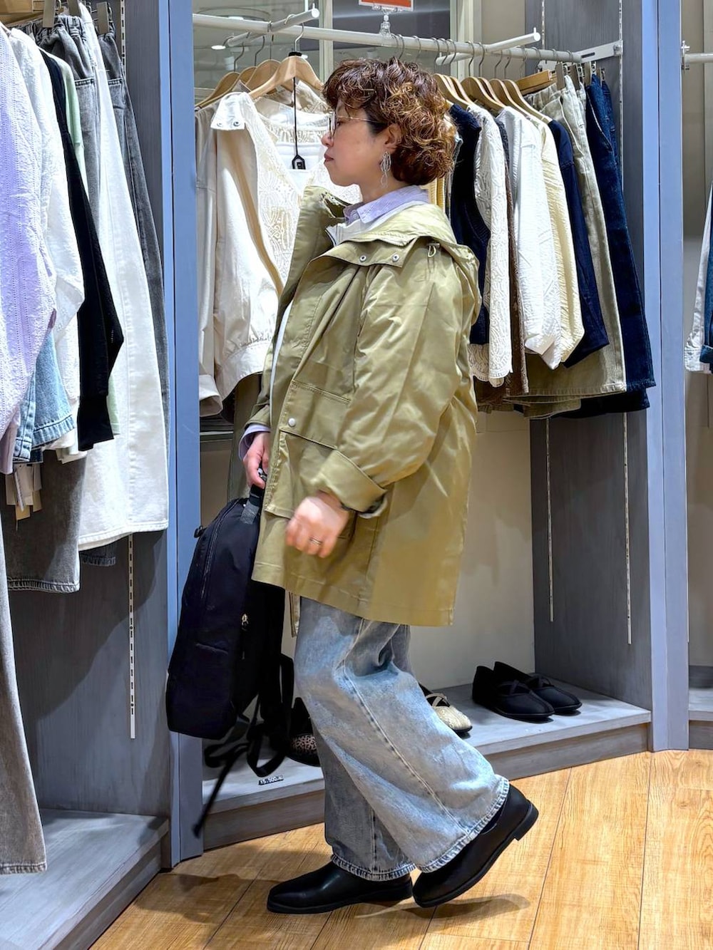 ベージュ系のスウェット、ブルー系のデニムパンツ、ベージュ系のブルゾンを着用したレディースの春コーディネートの4枚目の写真