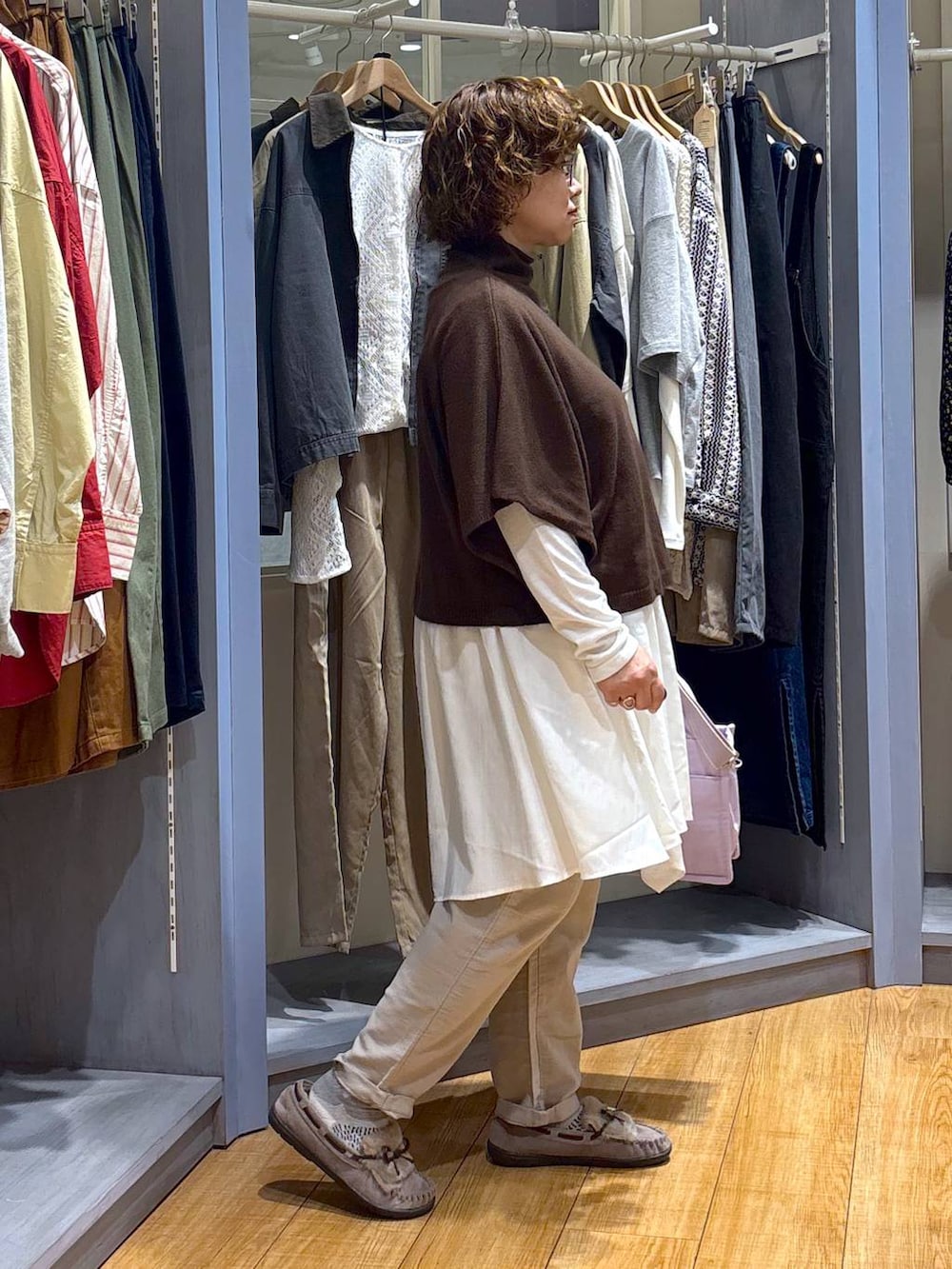 グレー系のモカシン/デッキシューズ、ブラウン系のベスト、ベージュ系のチュニックを着用したレディースの秋コーディネートの5枚目の写真