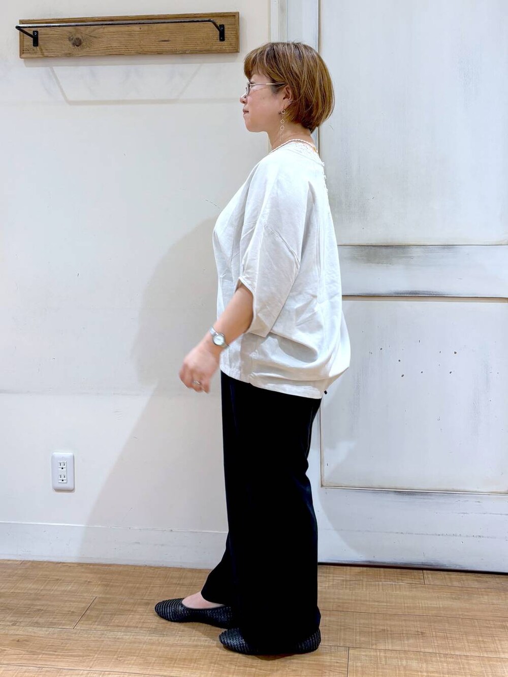 ブラウン系のショルダーバッグ、ブラック系のその他パンツ、グレー系のシャツ/ブラウスを着用したレディースの夏コーディネートの3枚目の写真