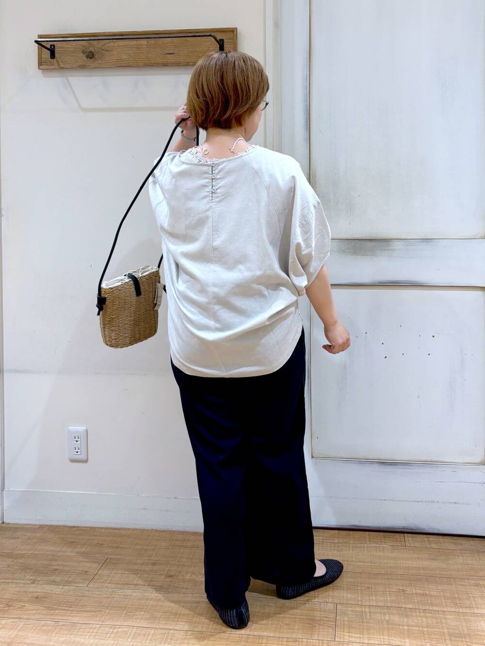 ブラウン系のショルダーバッグ、ブラック系のその他パンツ、グレー系のシャツ/ブラウスを着用したレディースの夏コーディネートの4枚目の写真