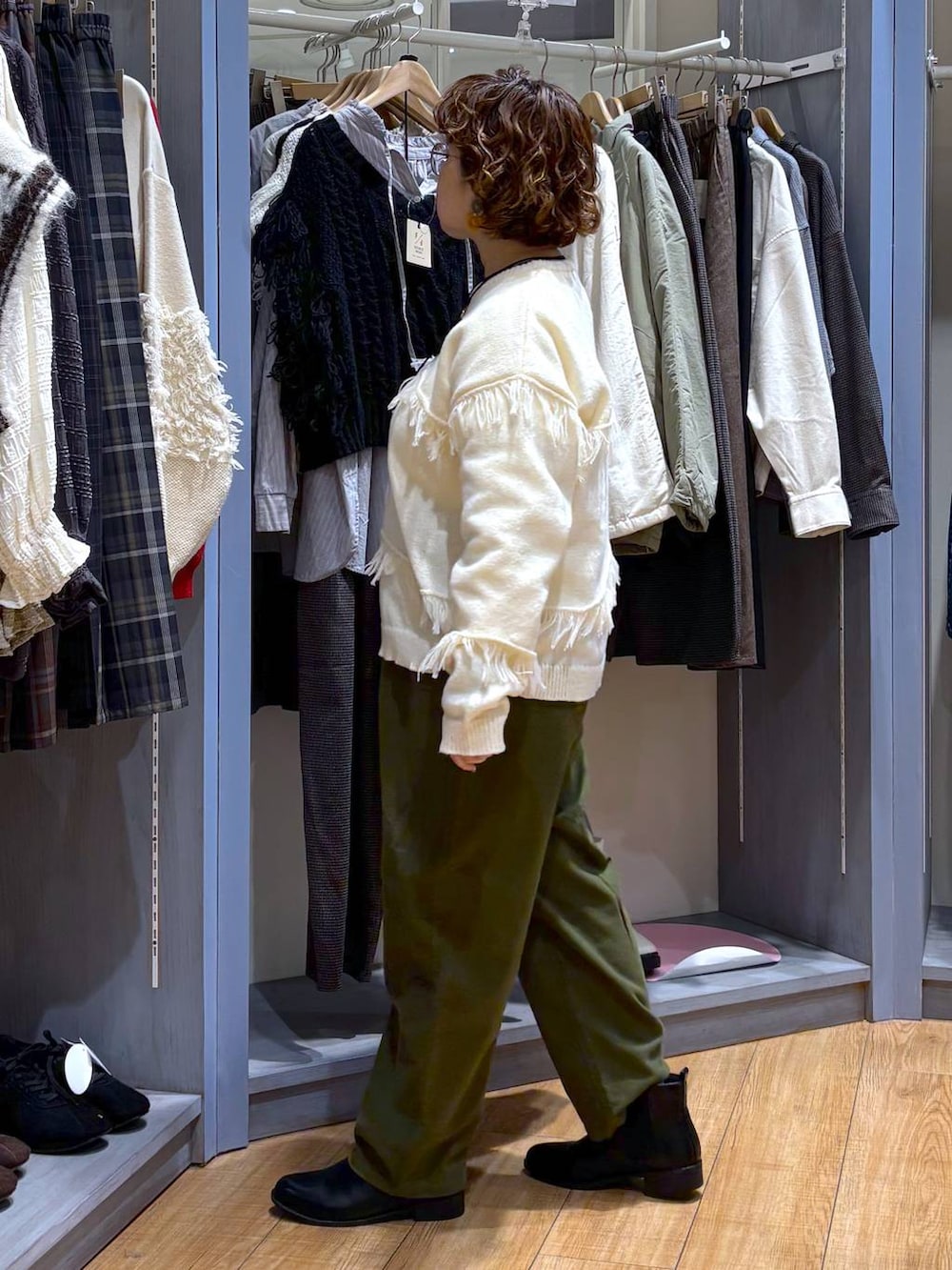 グリーン系のその他パンツ、ブラック系のブーツ、ブラック系のショルダーバッグを着用したレディースの秋コーディネートの4枚目の写真