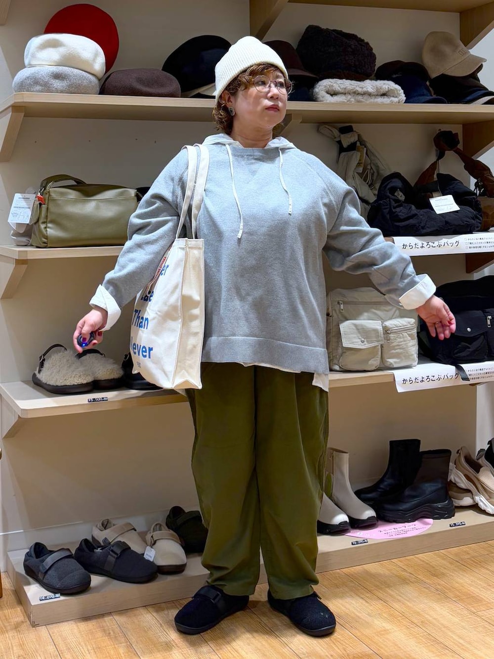 グリーン系のその他パンツ、ホワイト系のシャツ/ブラウス、その他のトートバッグを着用したレディースの秋コーディネートの4枚目の写真