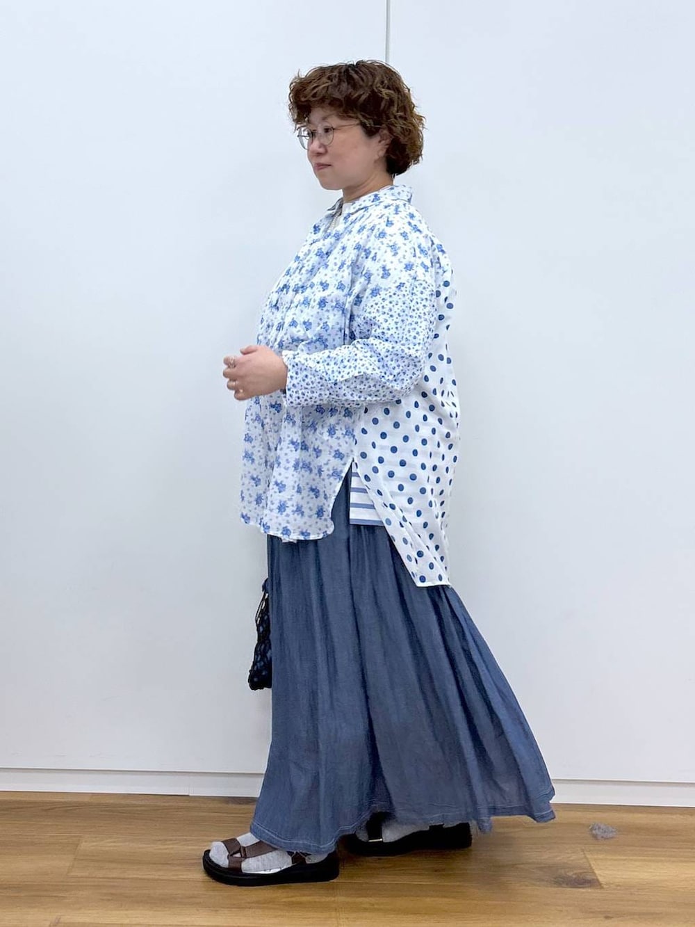 ブルー系のTシャツ/カットソー、ブラウン系のサンダル、その他のシャツ/ブラウスを着用したレディースの春コーディネートの5枚目の写真