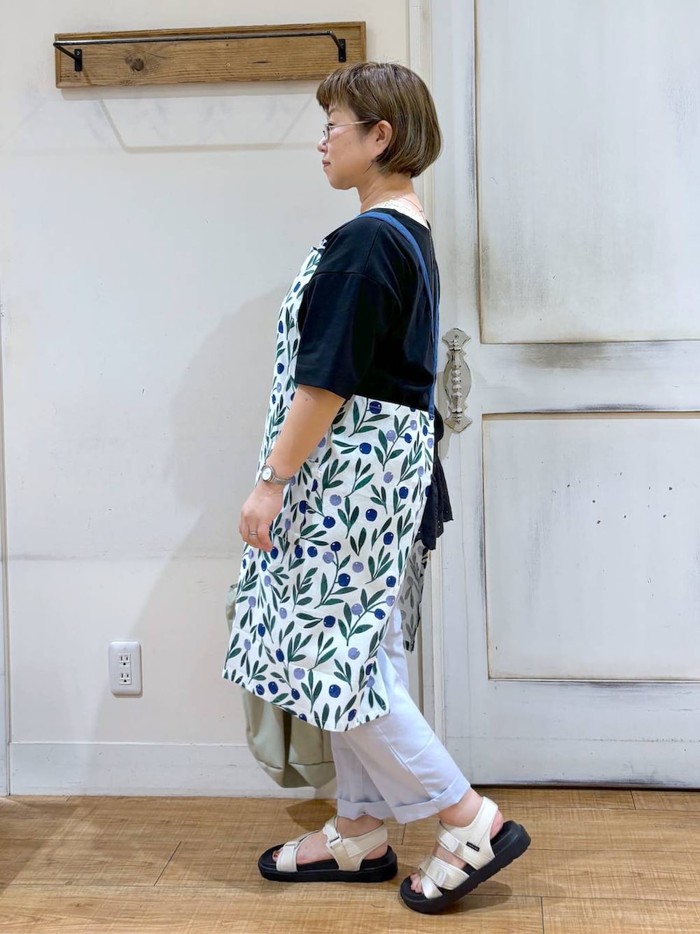 ベージュ系のサンダル、ブルー系のその他パンツ、グリーン系のショルダーバッグを着用したレディースの夏コーディネートの3枚目の写真